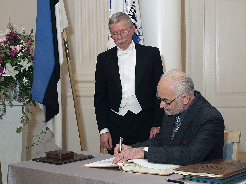 1024px-Jaak_Panksepp_paremal_(2004_detsember)